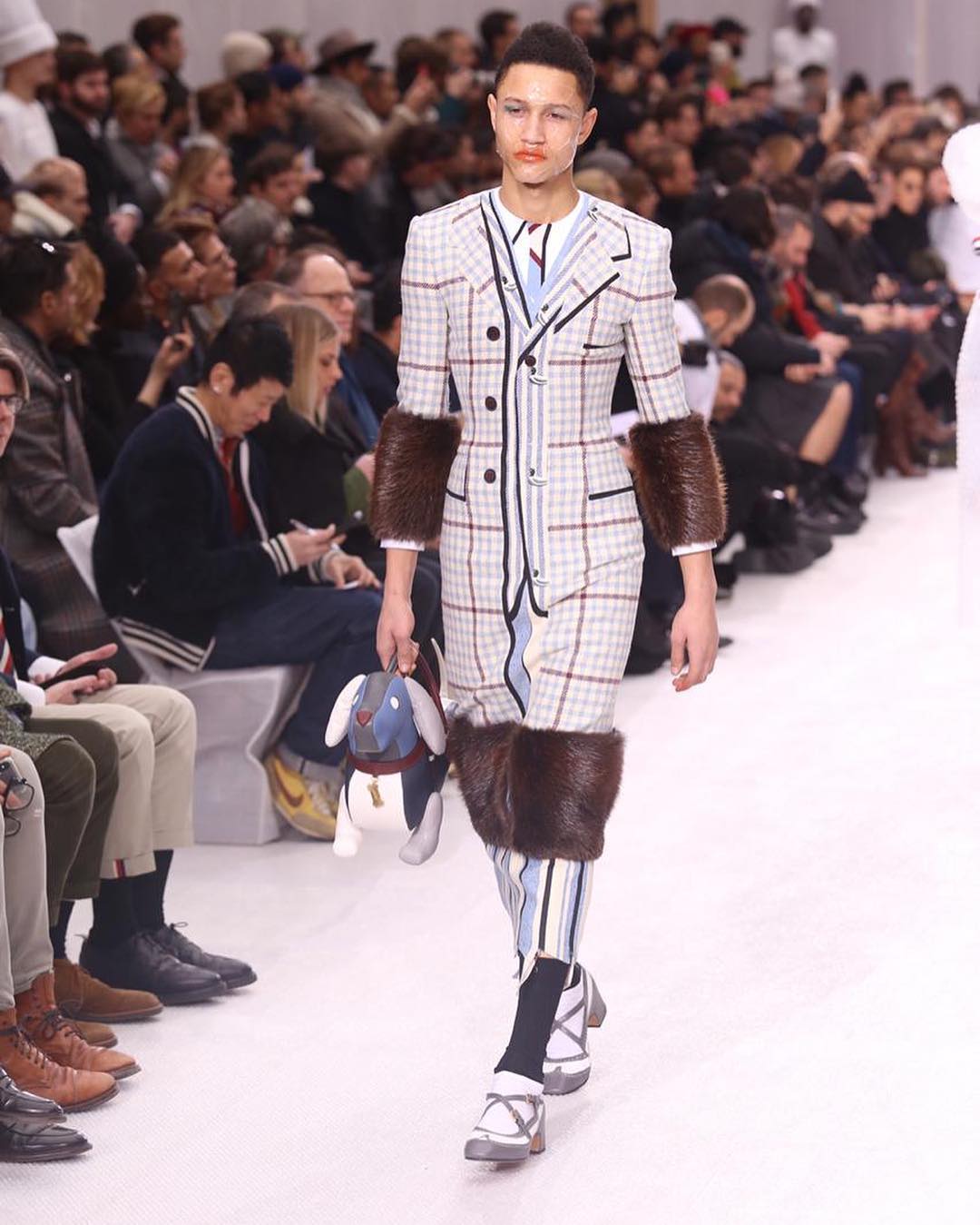 "Мэри Поппинс в мужской роли": Thom Browne вывел на подиум юношей в платьях и юбках (фото)