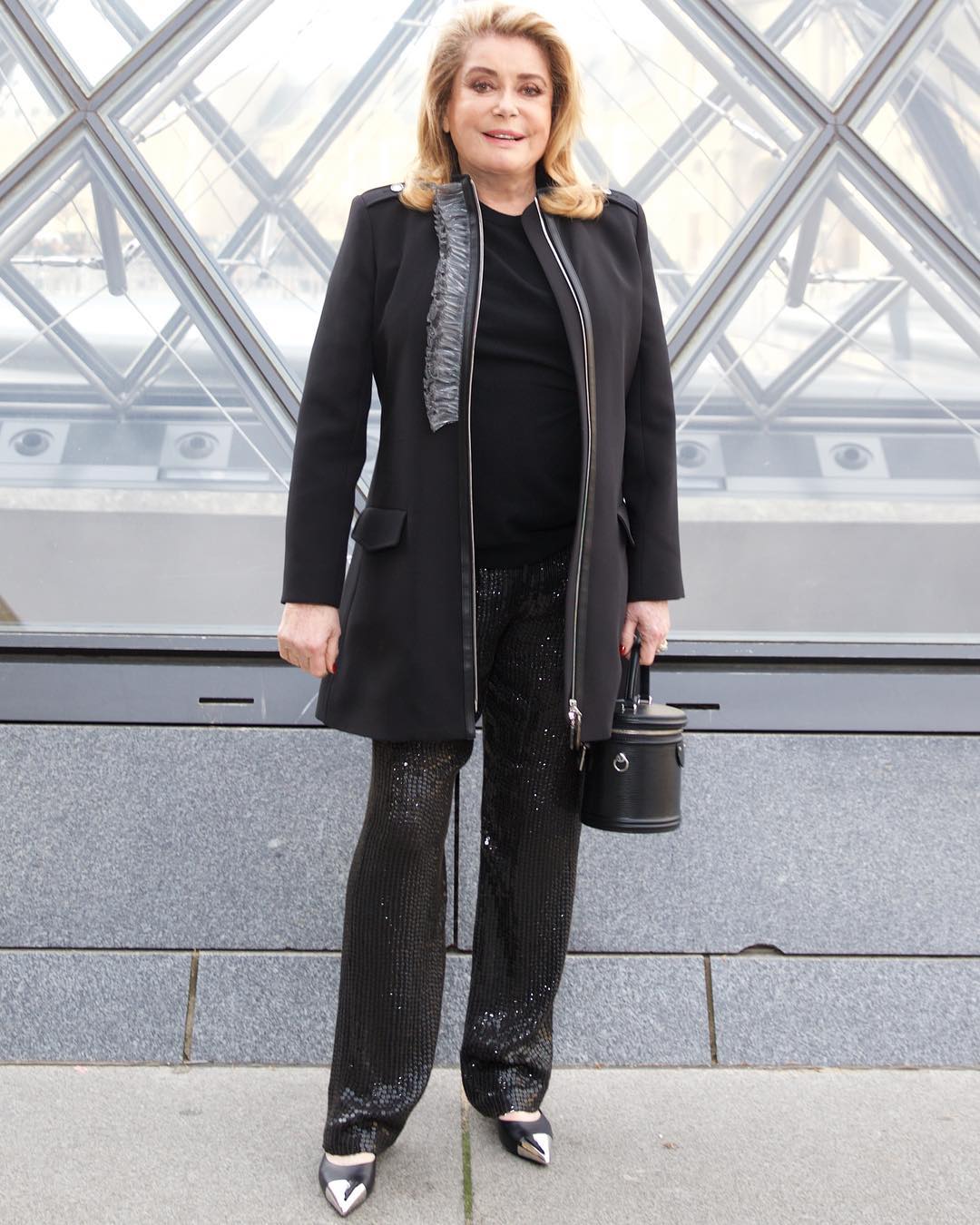 Катрин Денев на показе  Louis Vuitton