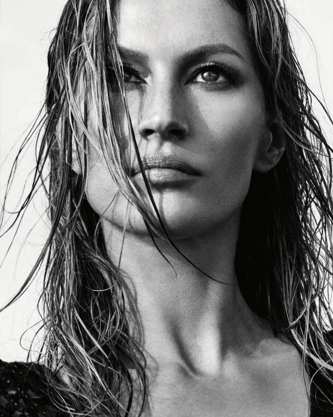 На защите природы: 38-летняя Жизель Бюндхен появилась на обложке немецкого VOGUE