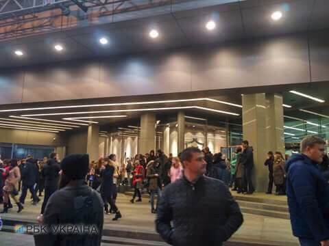 В центре Киева эвакуируют бизнес-центр и ТРЦ после сообщения о взрывчатке