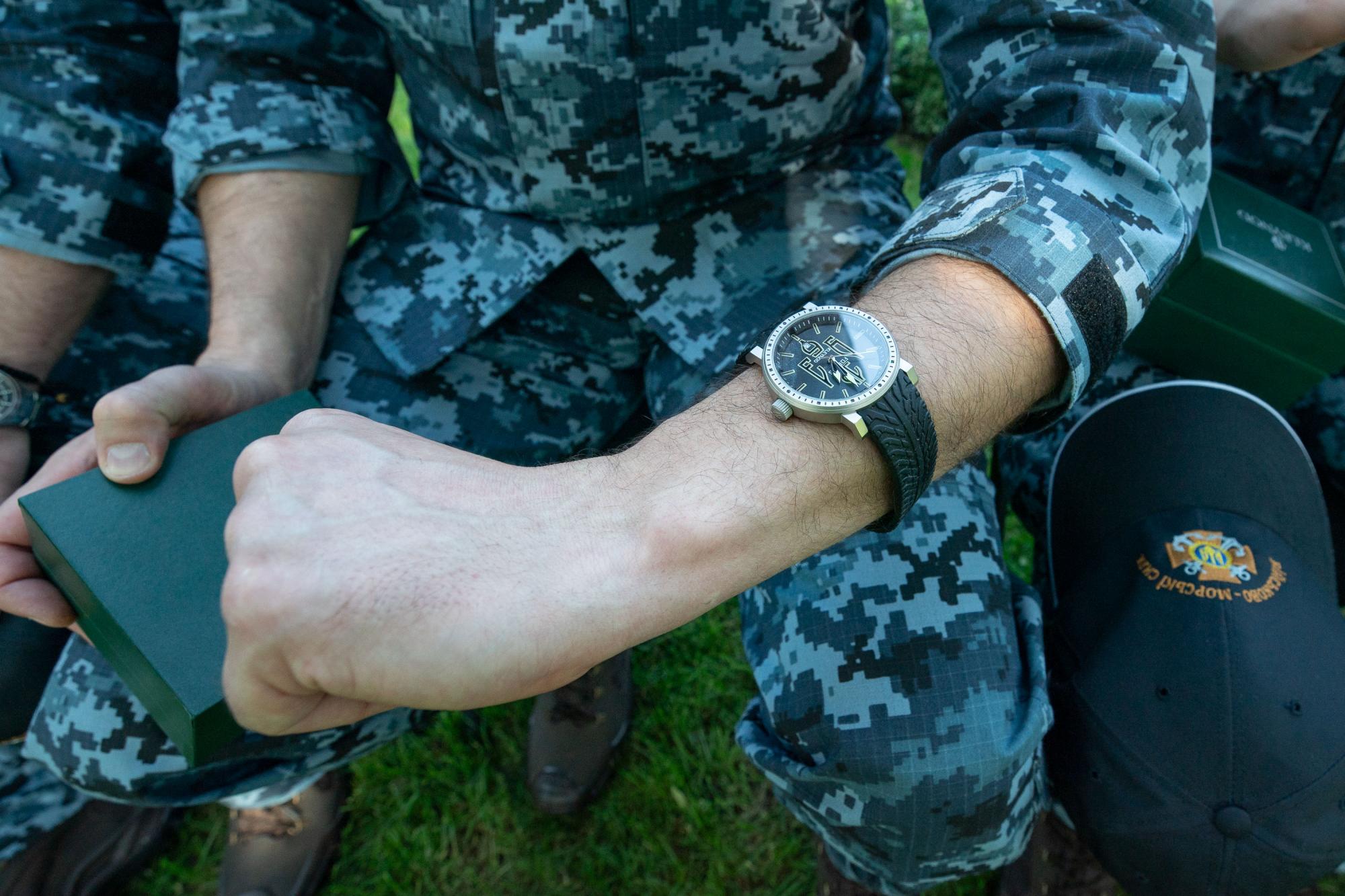 Появились трогательные фото Зеленского с освобожденными моряками