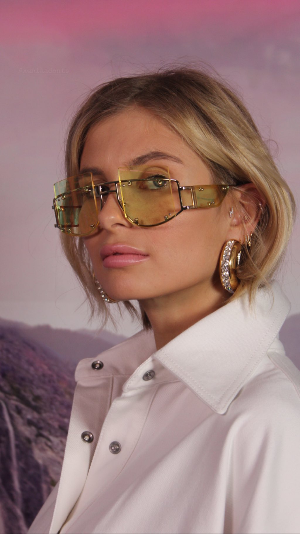 Стильная провокация: Рианна похвасталась стройной фигурой в нарядах собственного производства