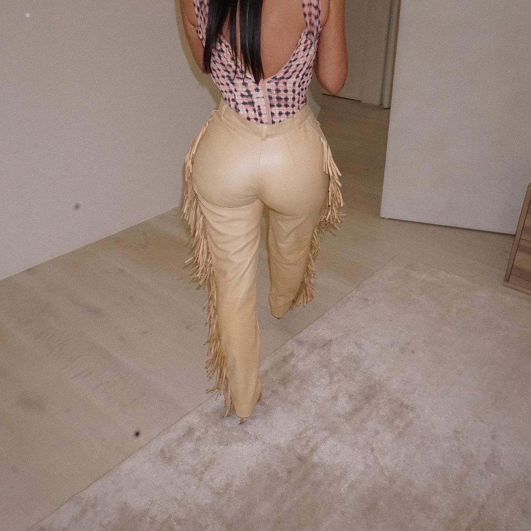 В ковбойських штанах і на підборах: Кім Крадашьян підкорила пишними формами в ефектному вбранні