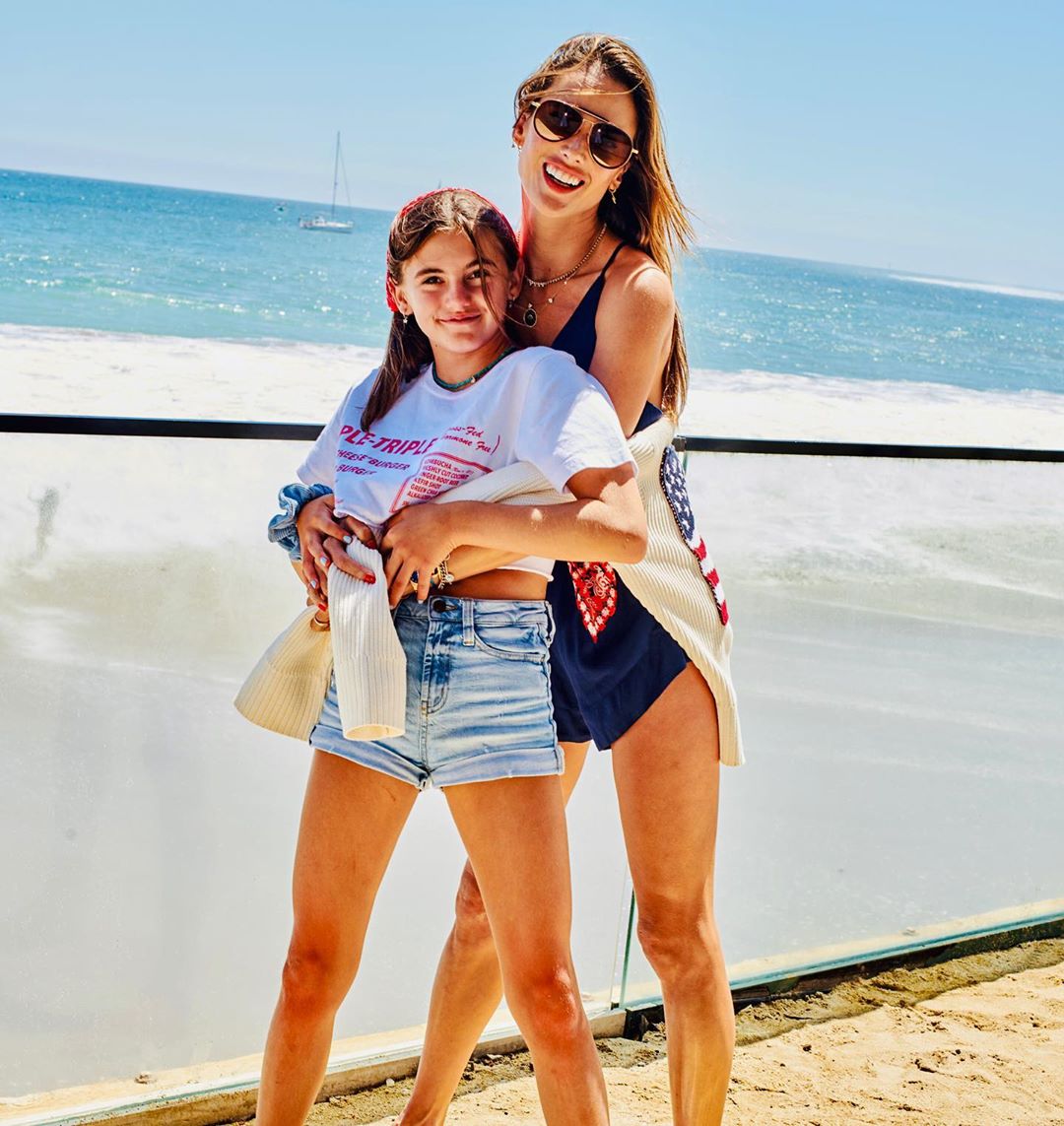Вона точно її мати? Алессандра Амброссіо захопила молодістю на фото з 11-річною дочкою