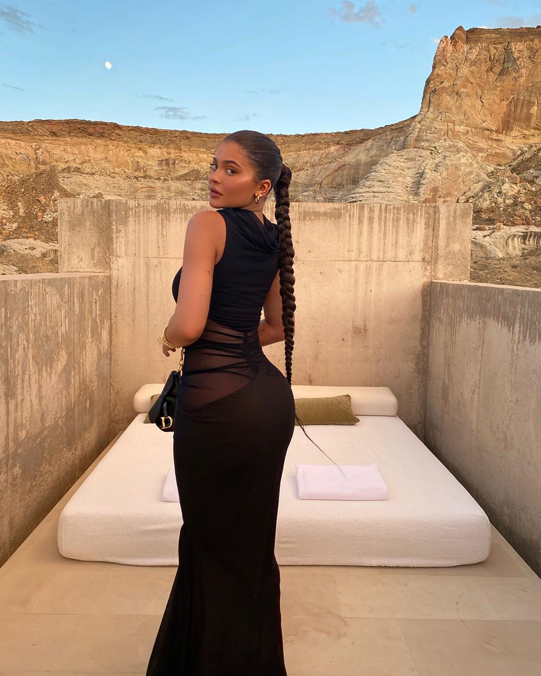 Просто вау: Кайли Дженнер вызвала восторг роскошной фигурой в облегающем платье