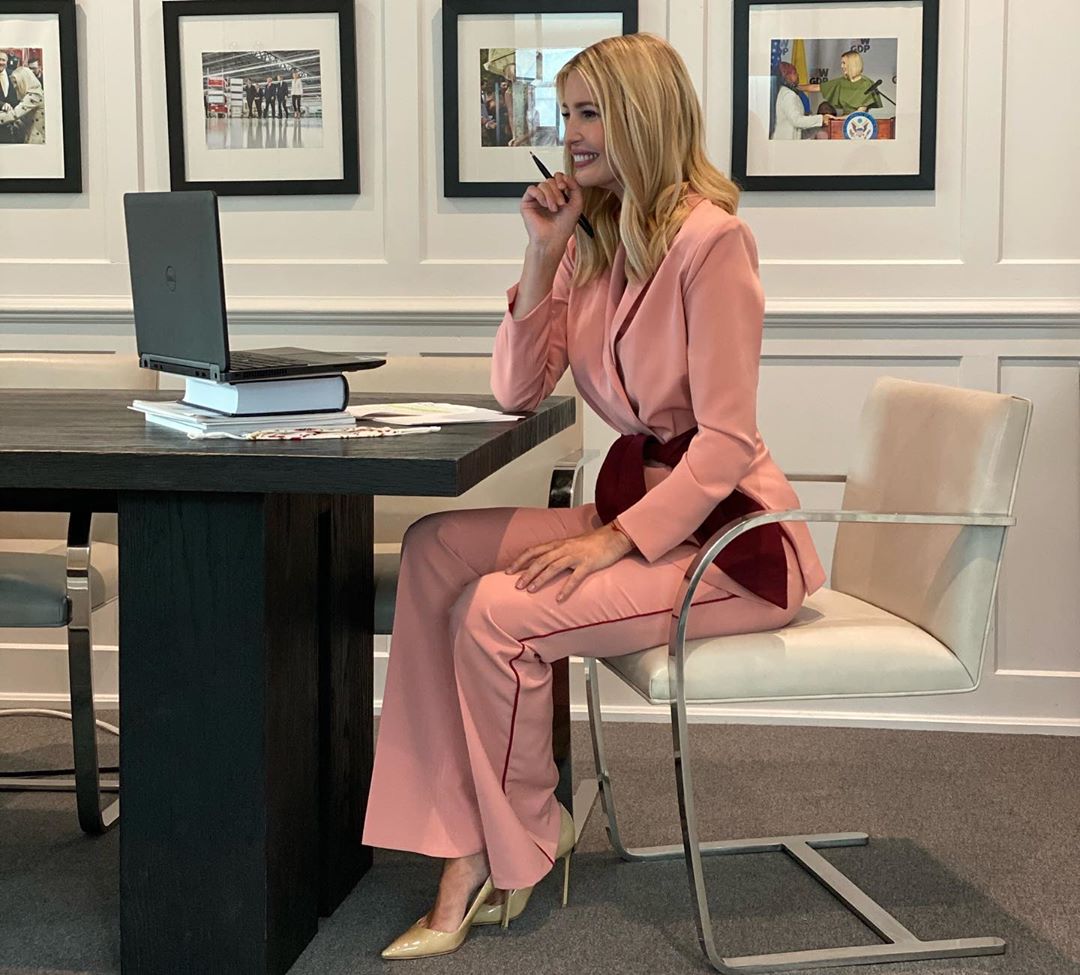 В розовом костюме с бантом: Иванка Трамп подчеркнула стройную фигуру стильным нарядом