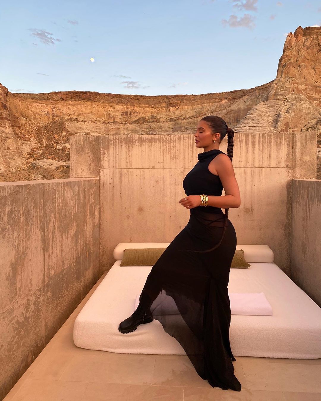 Просто вау: Кайли Дженнер вызвала восторг роскошной фигурой в облегающем платье