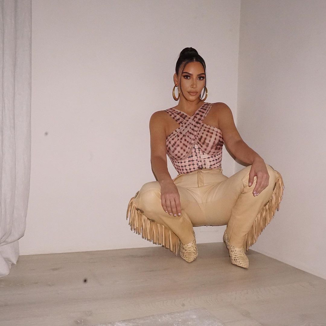 В ковбойських штанах і на підборах: Кім Крадашьян підкорила пишними формами в ефектному вбранні