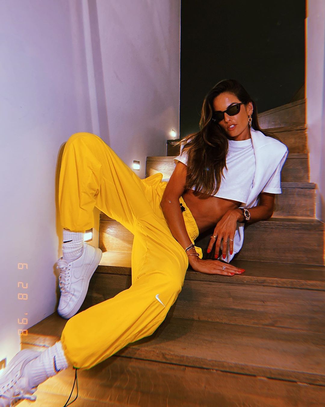 Стильно и комфортно: Изабель Гулар похвасталась спортивным телом в трендовом летнем наряде