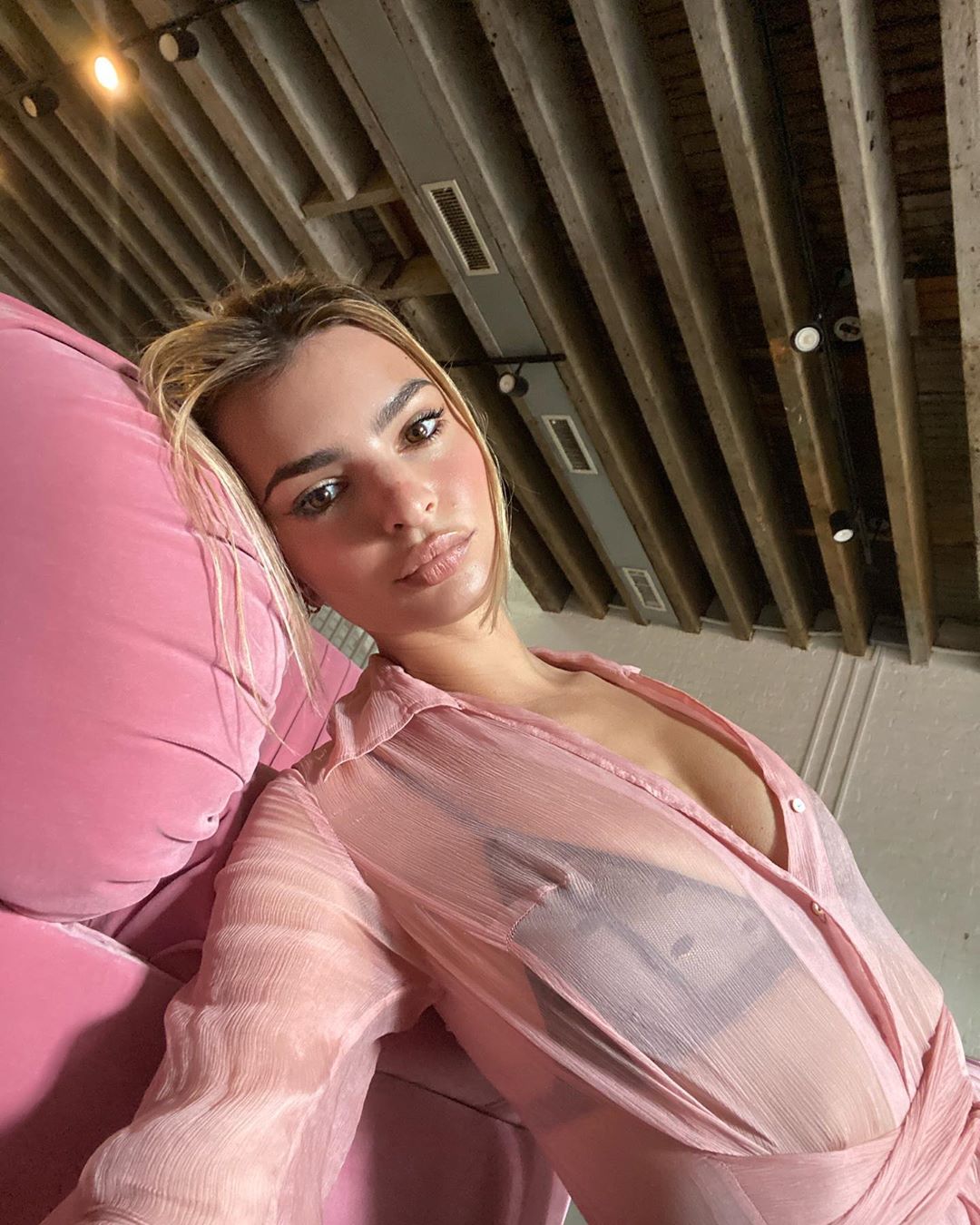 Ідеально для блондинок: Емілі Ратаковскі показала спокусливий образ в трендовому відтінку