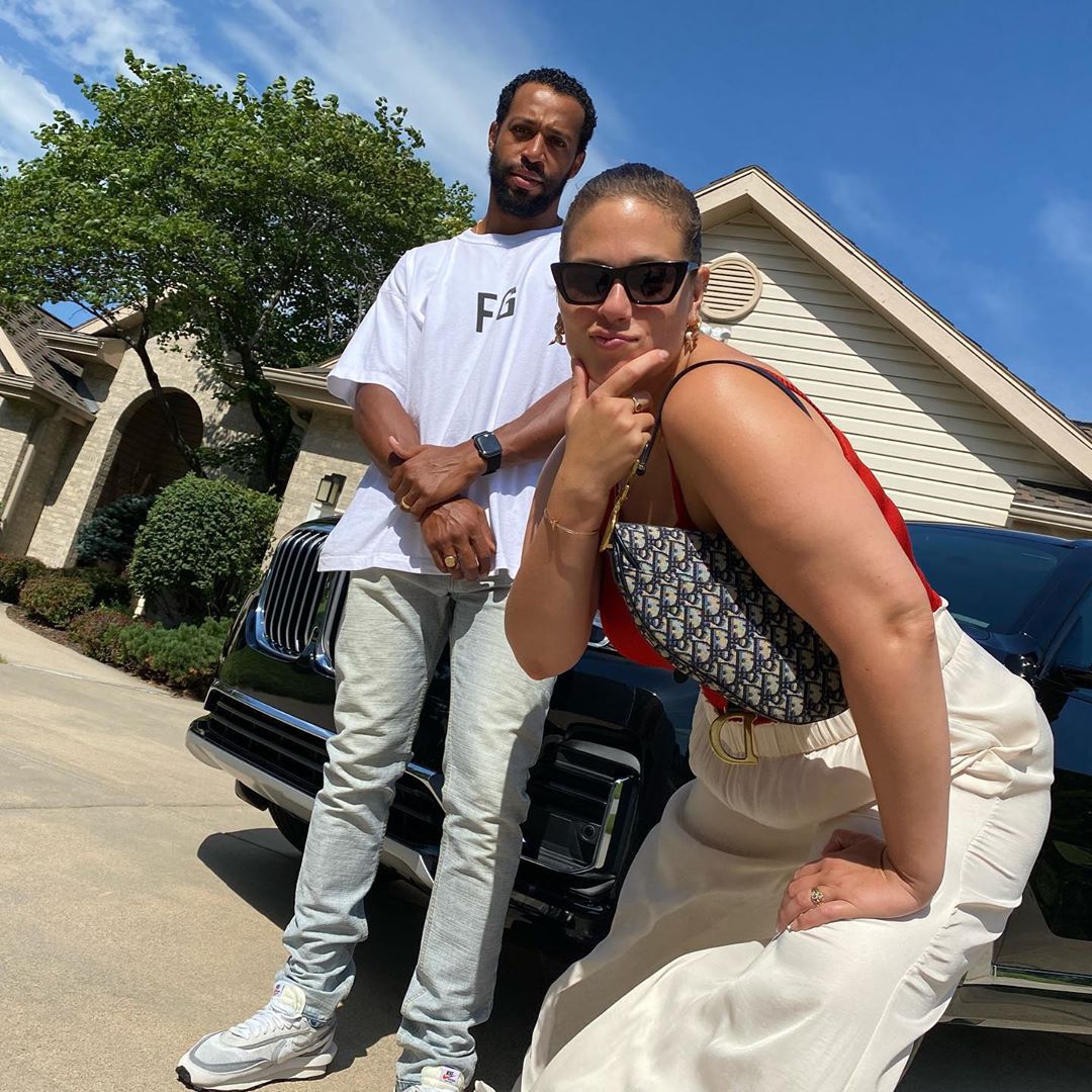 Счастливые и влюбленные: Эшли Грэм засыпала сеть романтичными фото с мужем