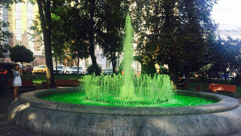 Фонтан в центре Киева залили моющим средством: вот что получилось при запуске