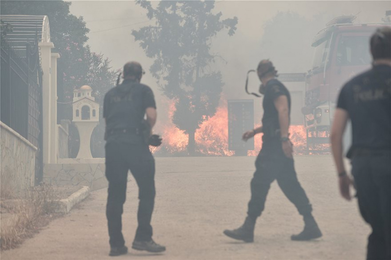 У Греції масштабна лісова пожежа, люди тікають з домівок