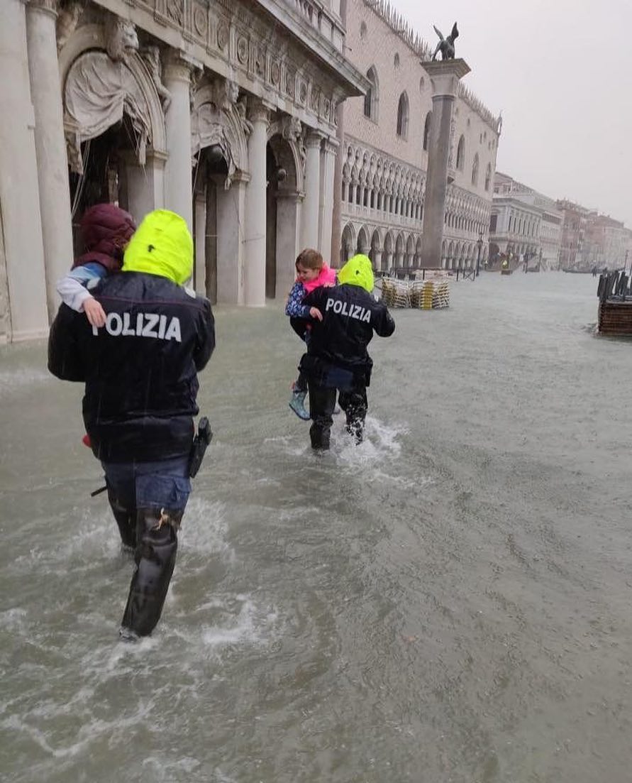 Венеция на 77% ушла под воду: впечатляющие фото и видео