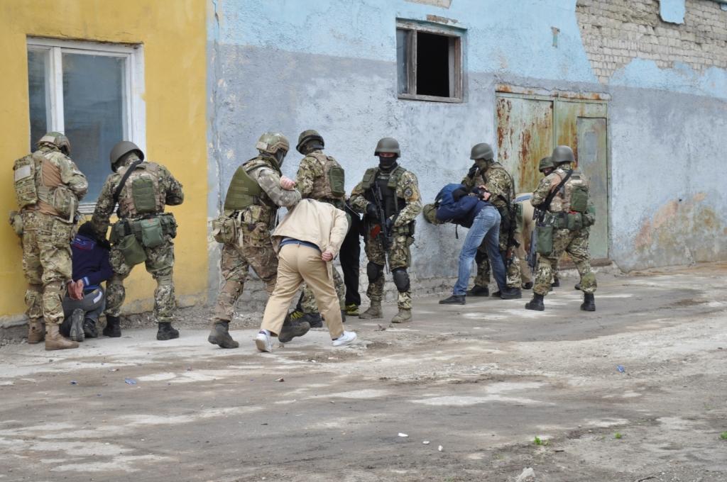 в рамках учений силовым структурам необходимо было совершить штурм помещения и обезвредить условных преступников