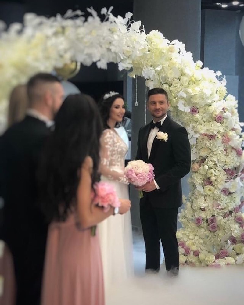 Ефектна брюнетка: у мережу потрапили весільні фото Лазарєва