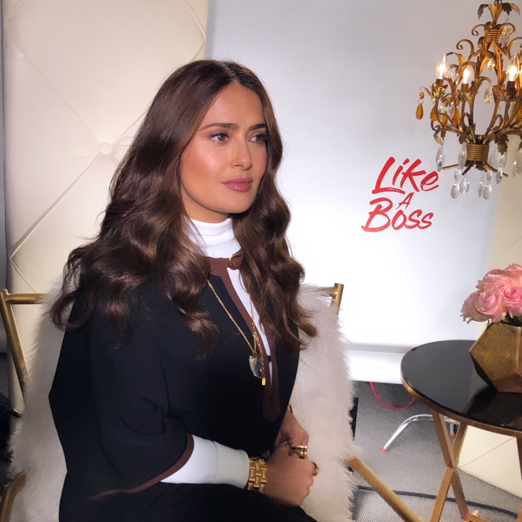 Произведение искусства: 53-летняя Сальма Хайек покорила стройным телом в эффектном наряде