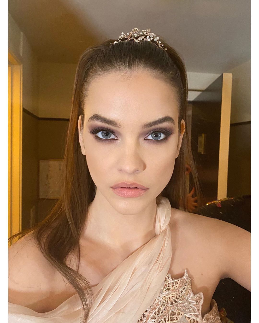 Барбара Палвин покорила красную дорожку Vanity Fair роскошным телом в "голом" платье