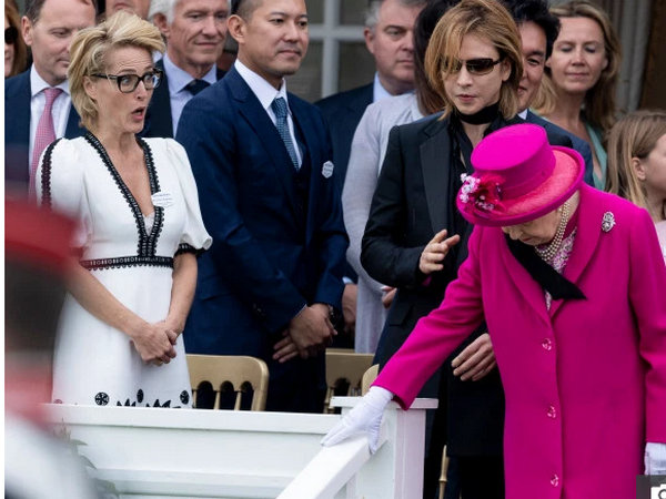 Елизавета II получила по лицу: все подробности (фото, видео)