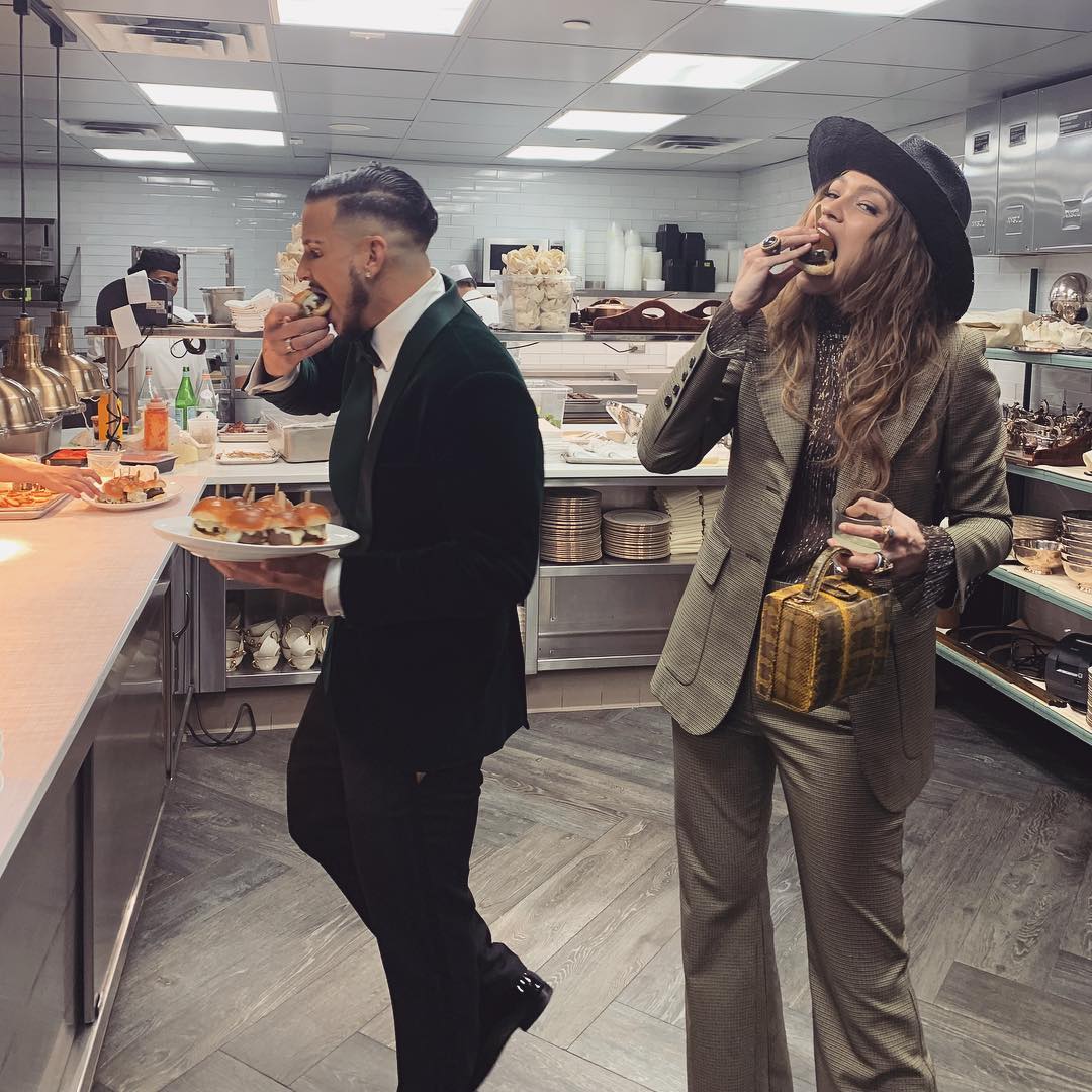 Стильный дуэт: Джиджи и Белла Хадид блистают на свадьбе Марка Джейкобса