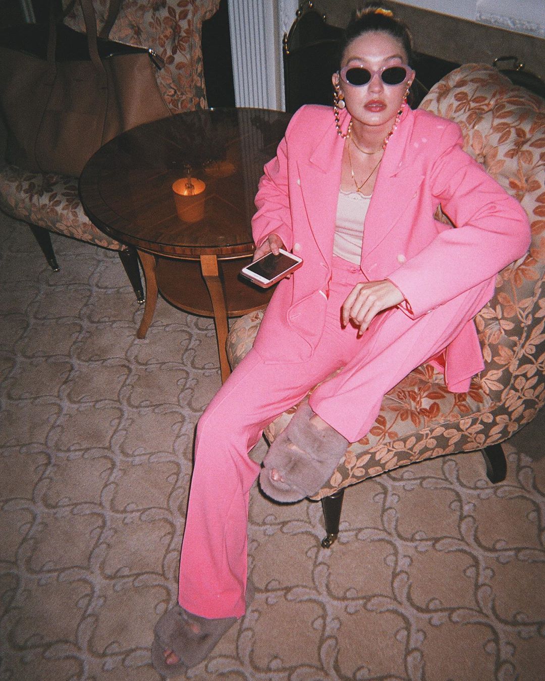 Сильно стильно: Джіджі Хадід демонструє, як носити трендові речі з чоловічого плеча"