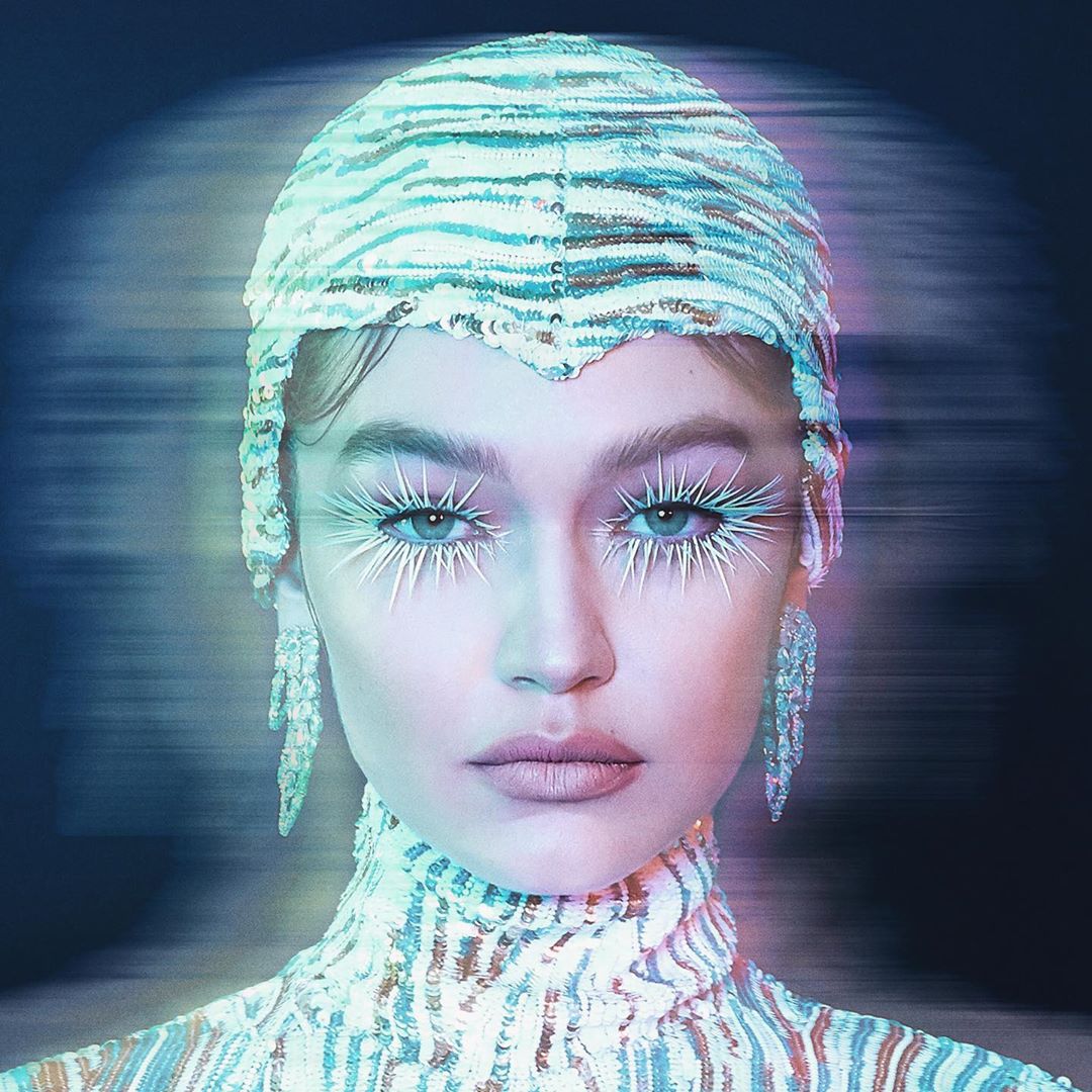 Розовый в тренде: Джиджи Хадид показывает, как носить брючный костюм