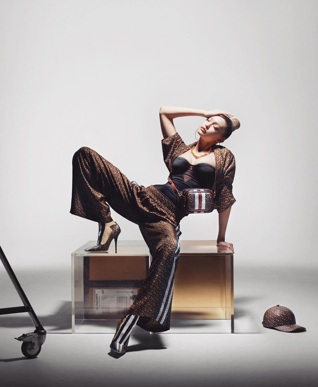 Розовый в тренде: Джиджи Хадид показывает, как носить брючный костюм