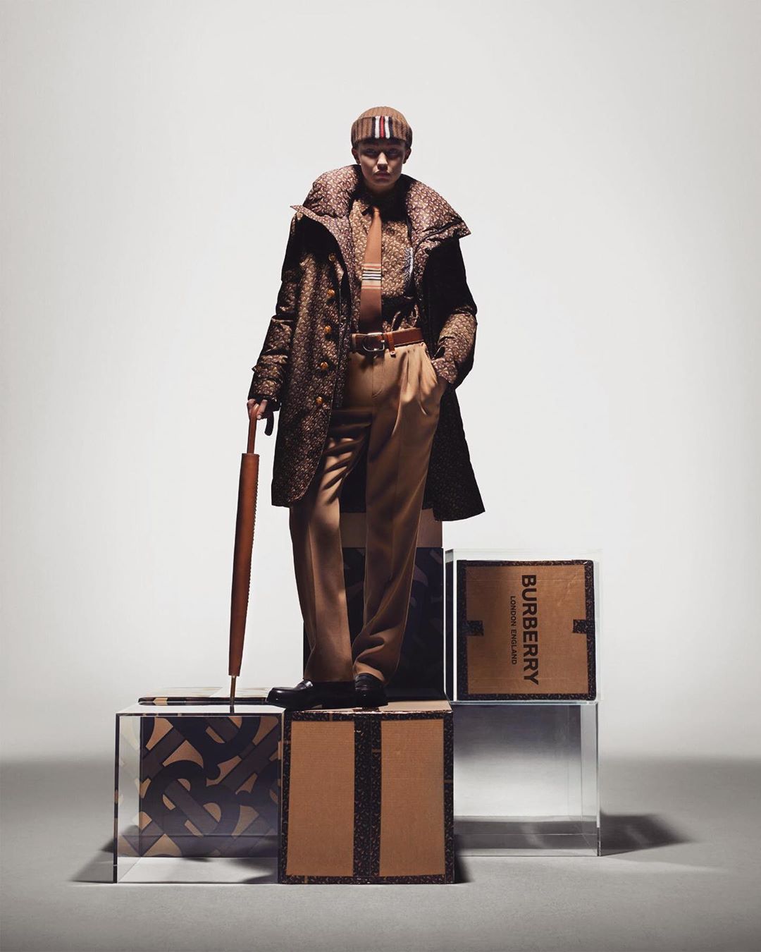 Розовый в тренде: Джиджи Хадид показывает, как носить брючный костюм