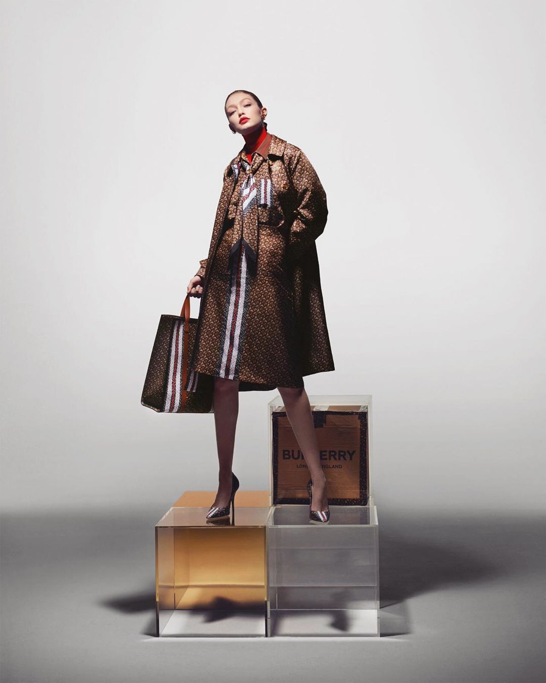 Розовый в тренде: Джиджи Хадид показывает, как носить брючный костюм