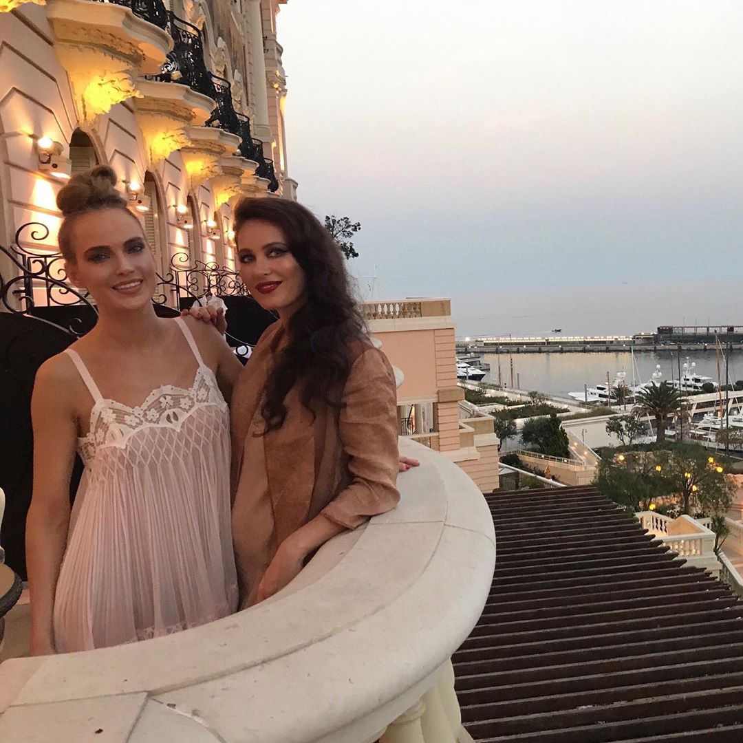 Глюкозе запретили въезд в Украину после фото с погибшей кумой Ани Лорак