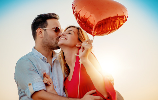 Кому повезет в любви в последний месяц весны: подробный гороскоп