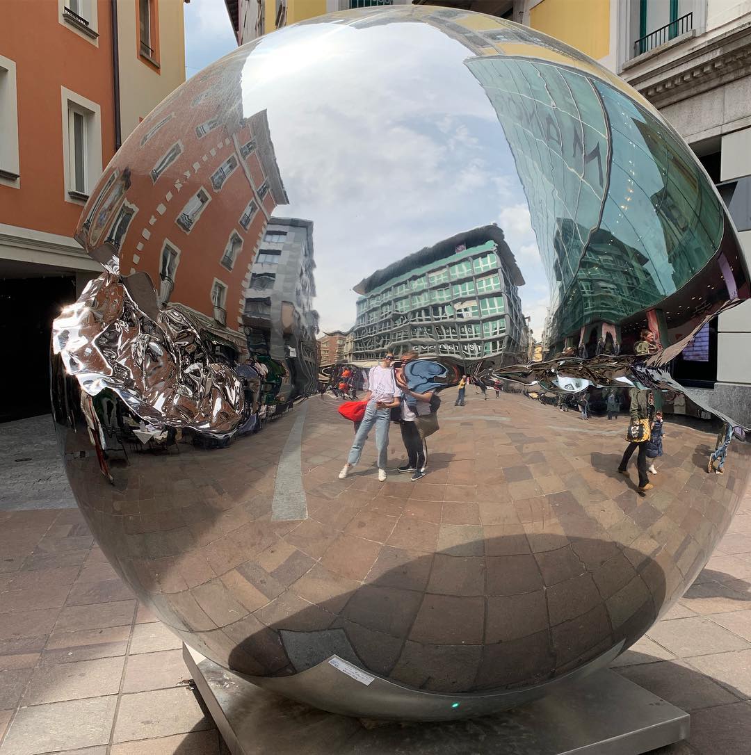 Осадчая нашла любимые цветы в Швейцарии, а Горбунов заигрывал со скульптурой