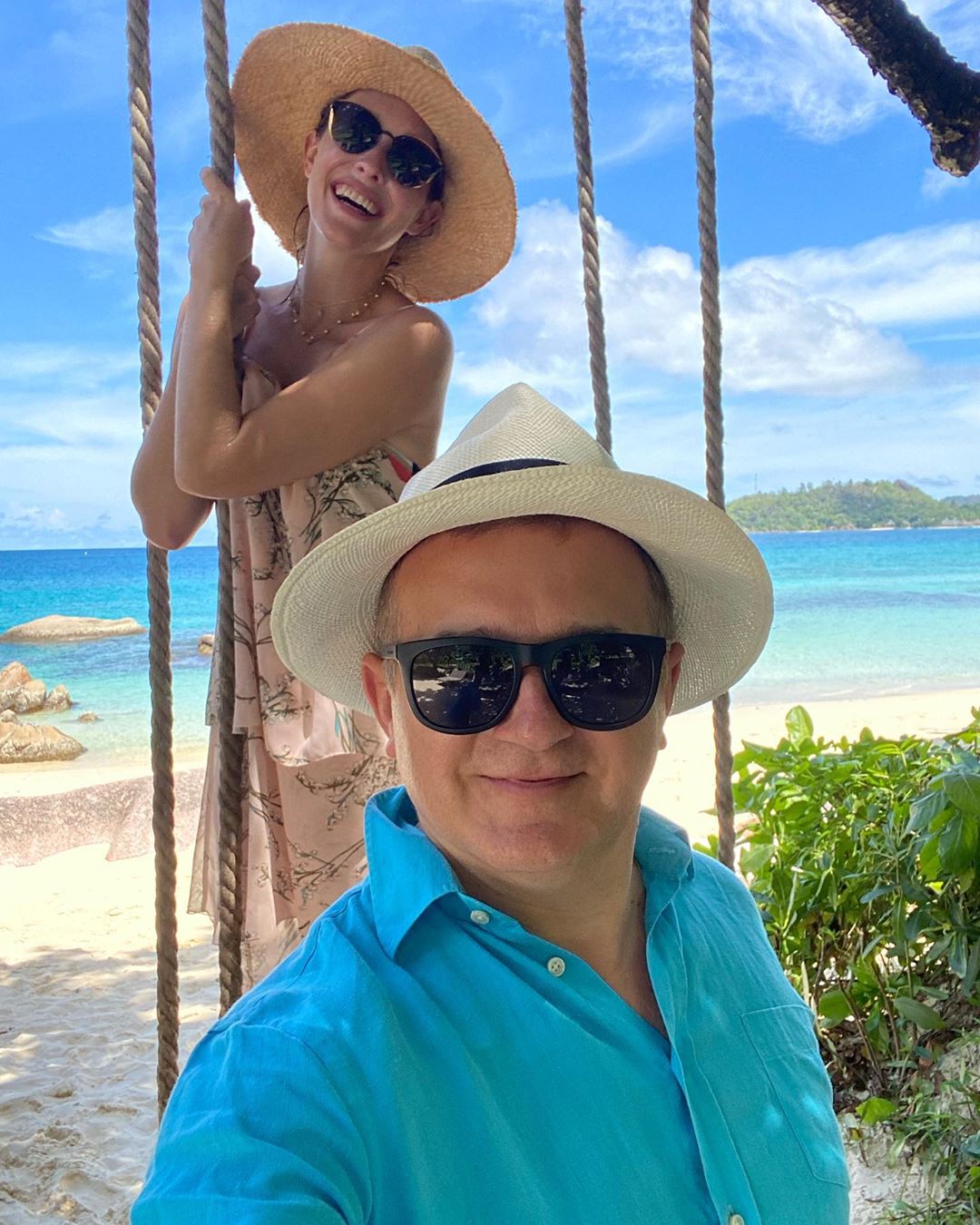 Когда фильтры не нужны: счастливые Осадчая и Горбунов покорили романтичным фото у океана