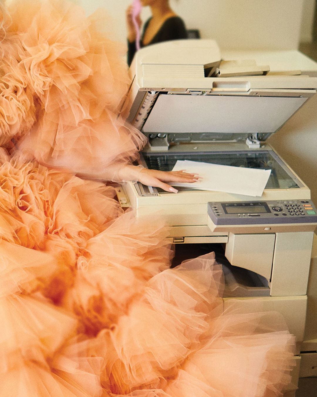 Королева офиса: Кайли Дженнер покорила роскошным телом в необычных образах для Harper's BAZAAR