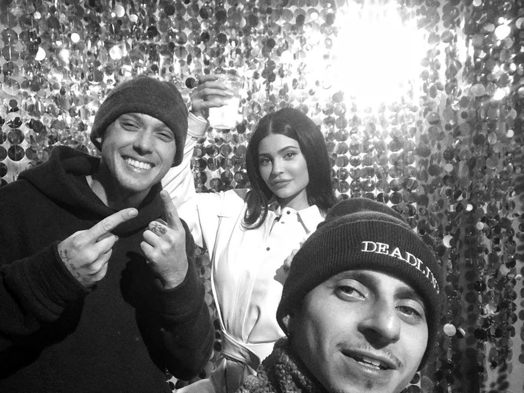 Безупречна: Кайли Дженнер показала "горячий" total look в шоколадных тонах