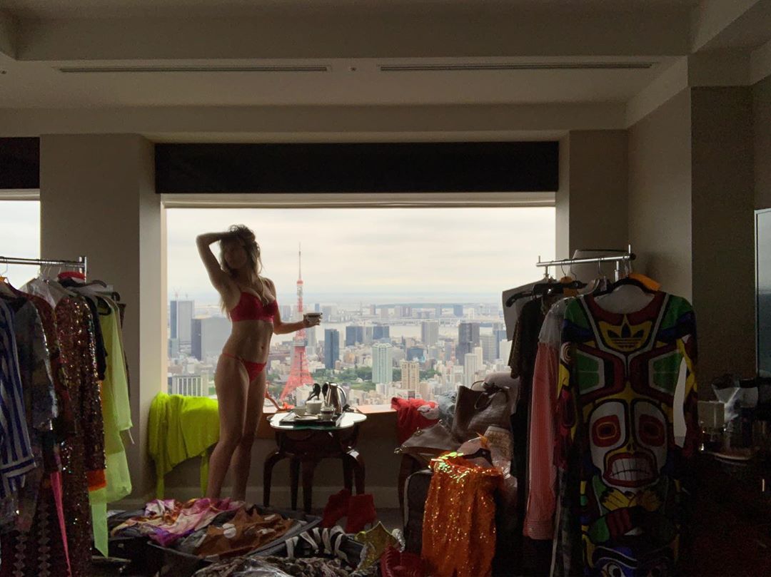 Одна в номері: 46-річна Хайді Клум показала розкішну фігуру в нижній білизні