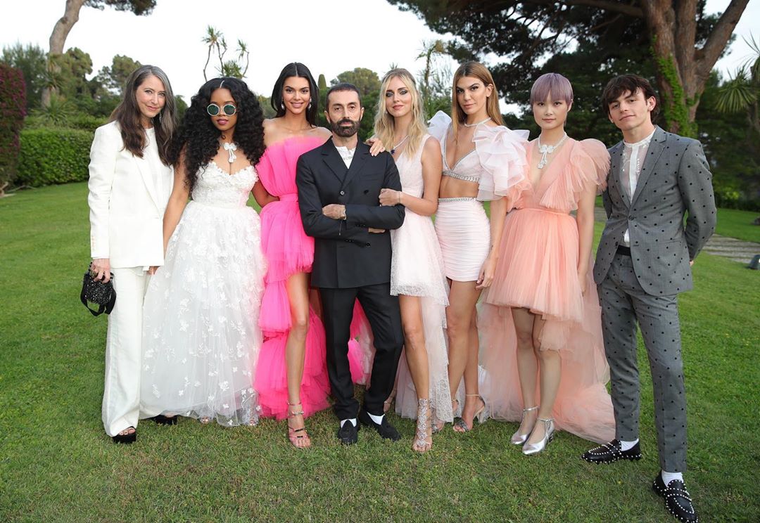 Рожева мрія: Кендалл Дженнер підкорила мережу повітряним ляльковим образом і стрункими ногами