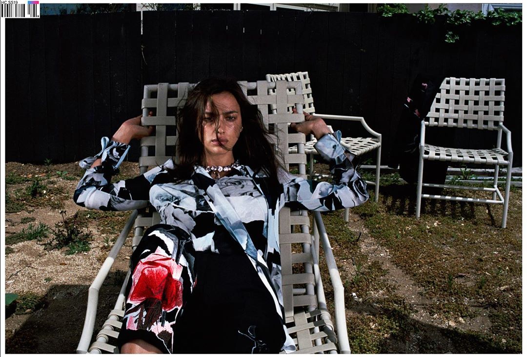 Стильная и необычная: роскошная Ирина Шейк блистает на обложке Vogue Гонконг