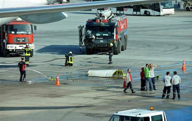 В аэропорту Стамбула столкнулись два пассажирских самолета