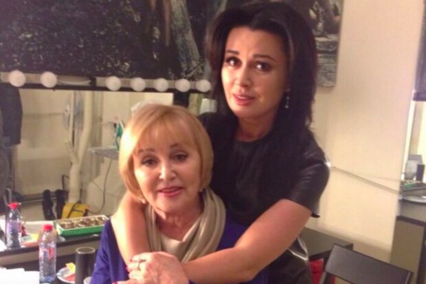 Заворотнюк відвідала в лікарні матір: як складалися відносини у зірковій сім'ї