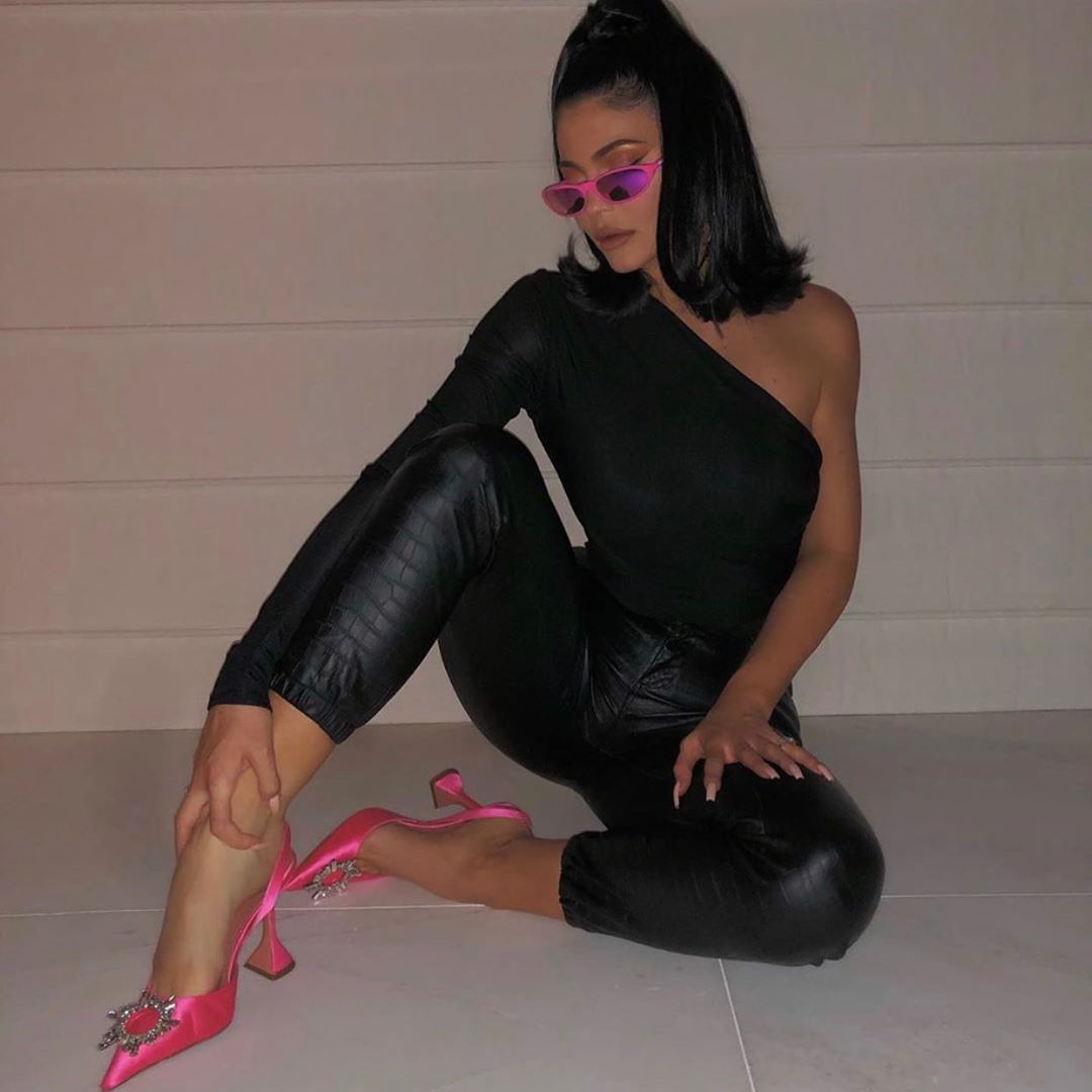 Кайли Дженнер подчеркнула роскошные формы стильными нарядами