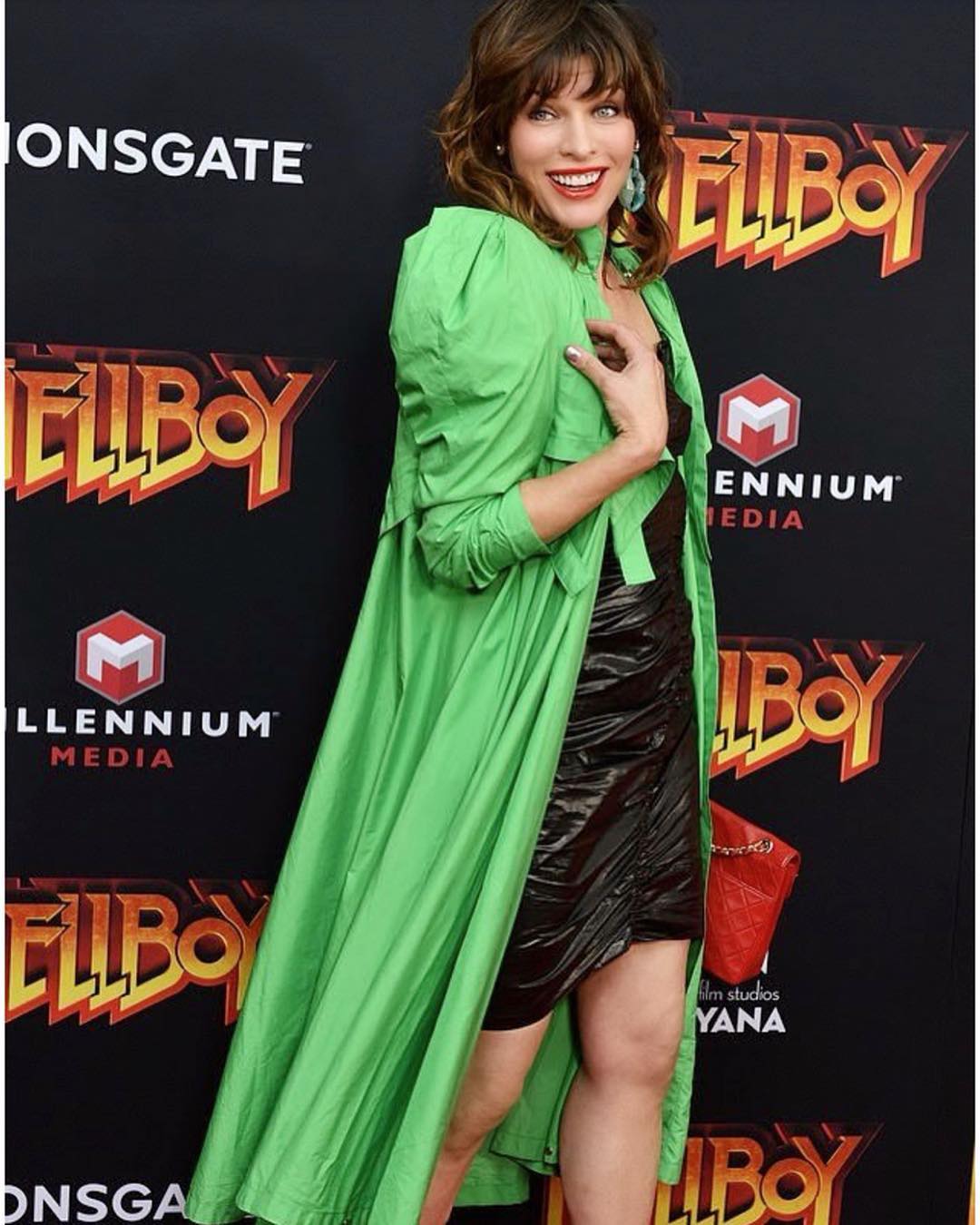 Латексное платье и неон: Милла Йовович поразила дерзким образом