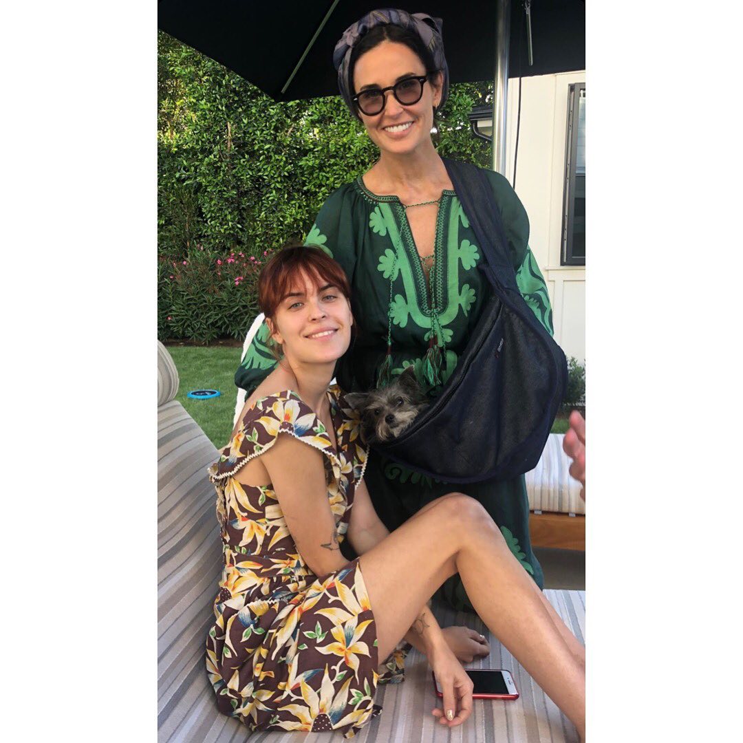 Она прекрасна! Деми Мур блистает в платье-вышиванке от украинского дизайнера