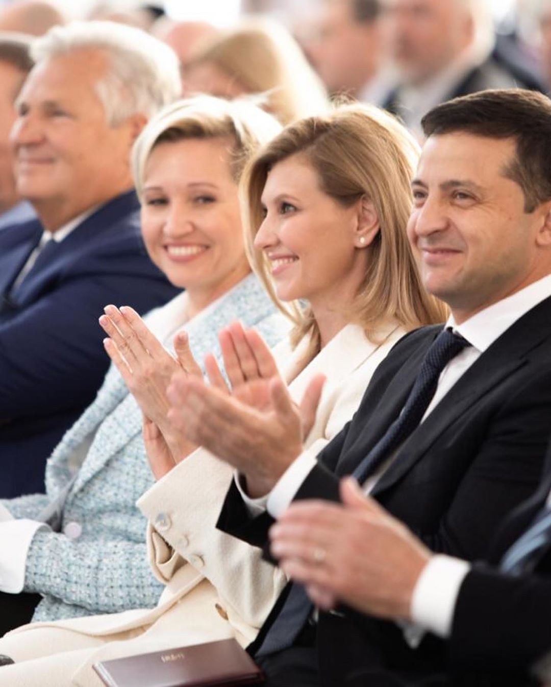 "Елена прекрасная": жена Зеленского появилась на публике в стильном брючном костюме