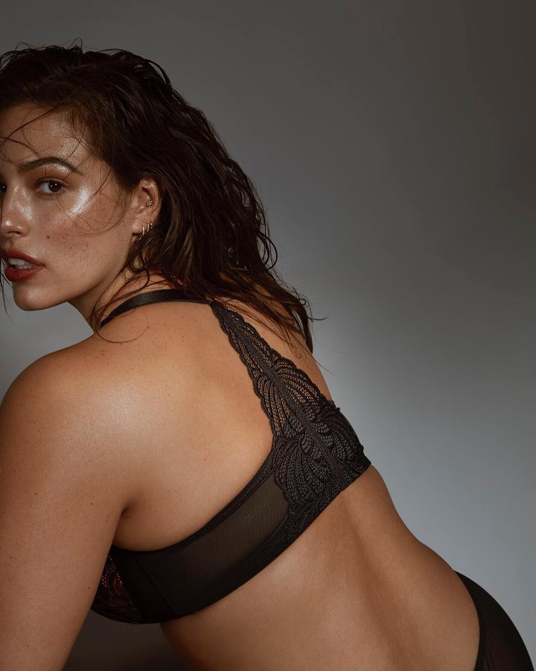 Нечего скрывать: знаменитая модель plus size показала пышные формы в нижнем белье