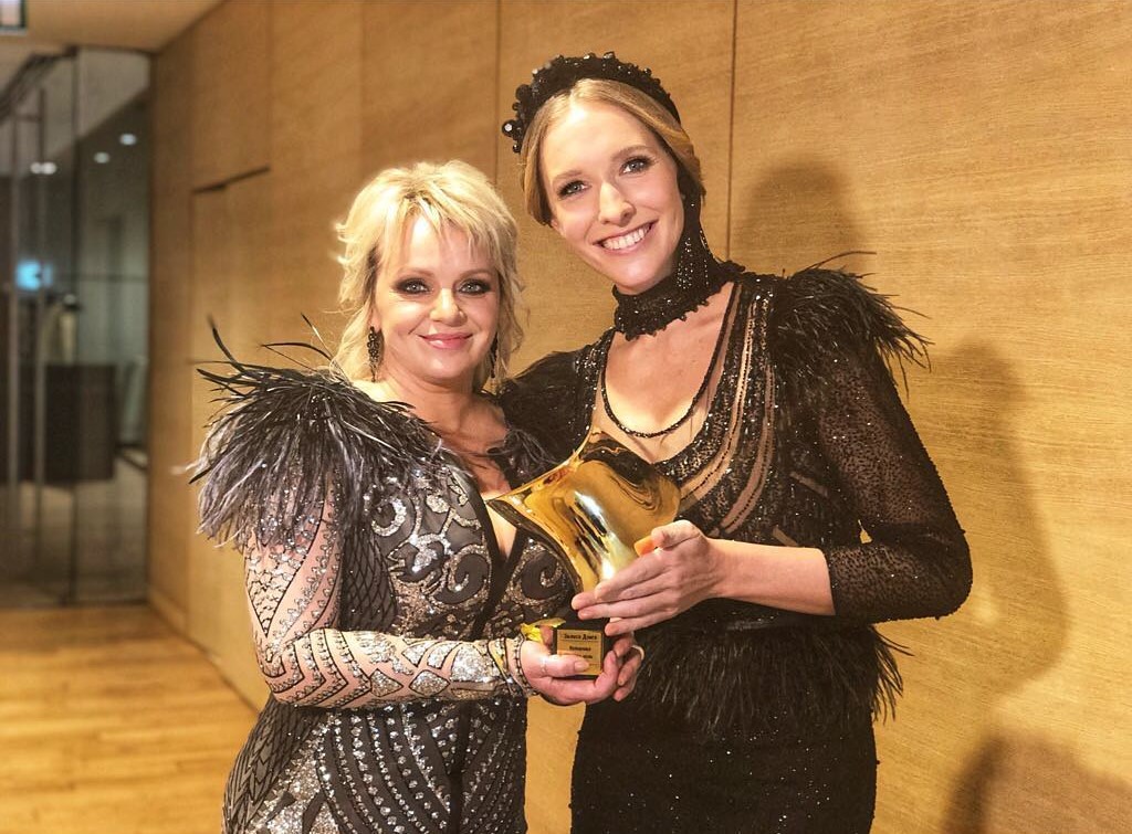 Сама элегантность: Катя Осадчая восхитила стильным total black образом на украинской кинопремии