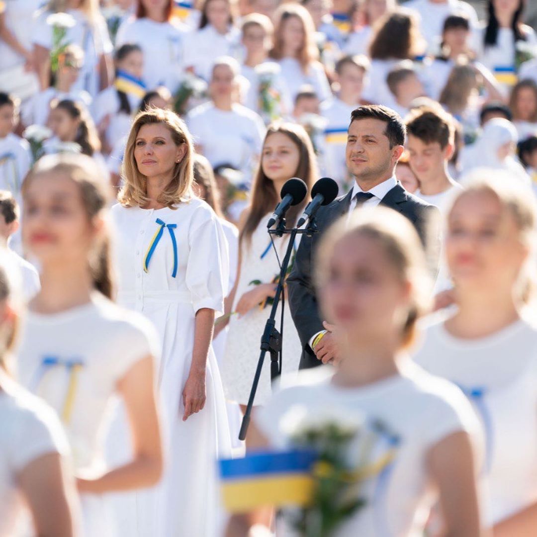 Леди в белом: Елена Зеленская впечатлила элегантным образом на День Независимости