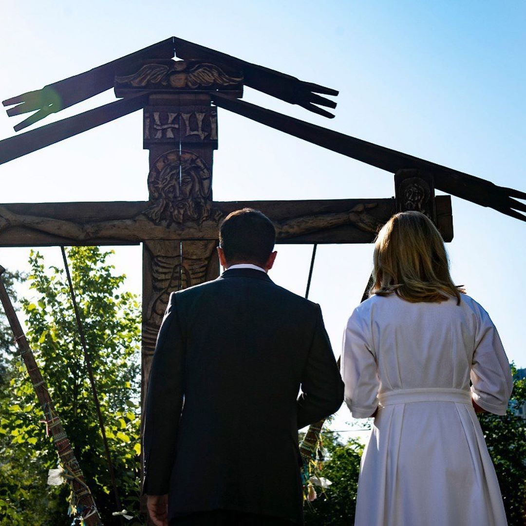 Леди в белом: Елена Зеленская впечатлила элегантным образом на День Независимости