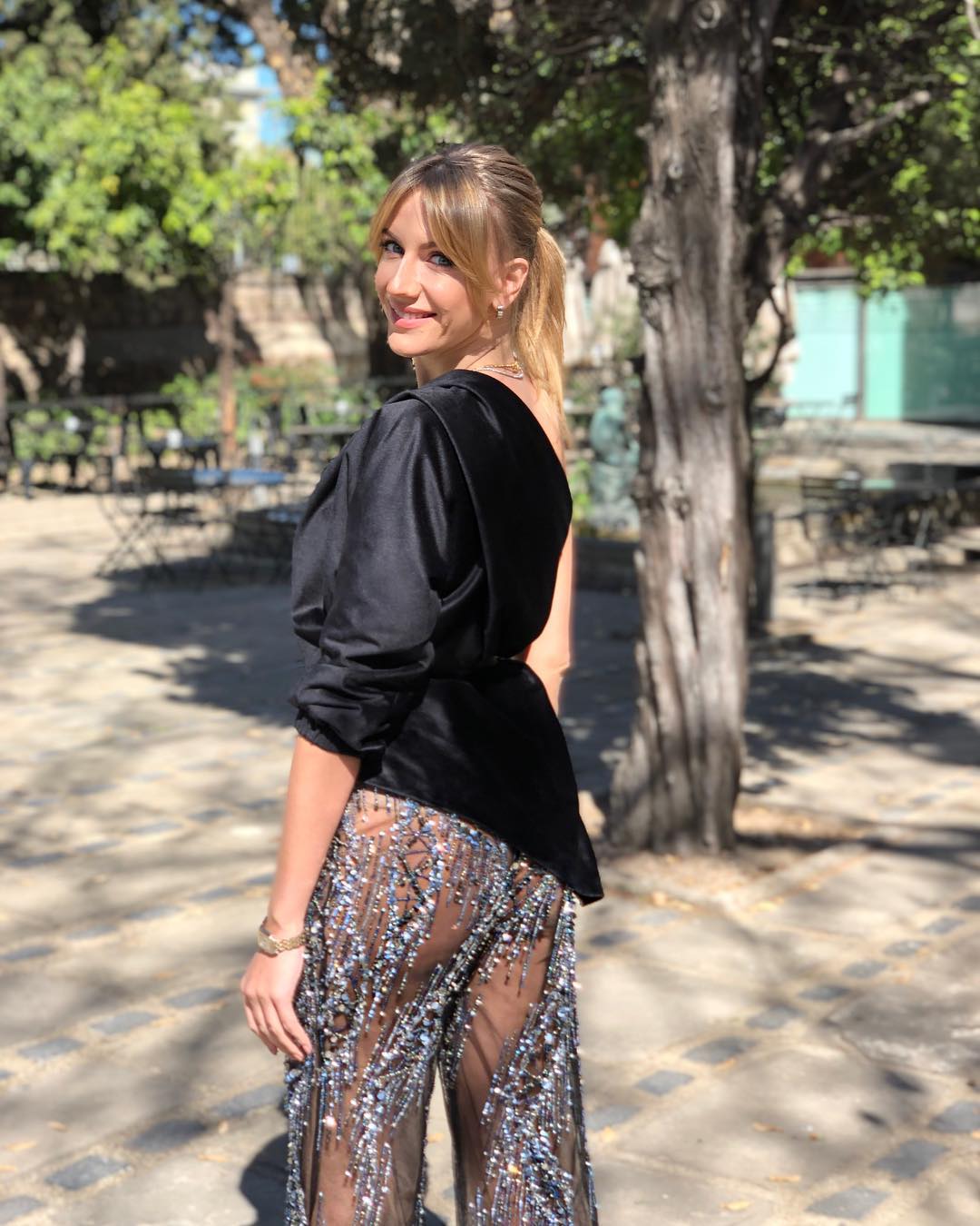 "Попа огонь": Леся Никитюк взбудоражила дерзким образом в прозрачных брюках