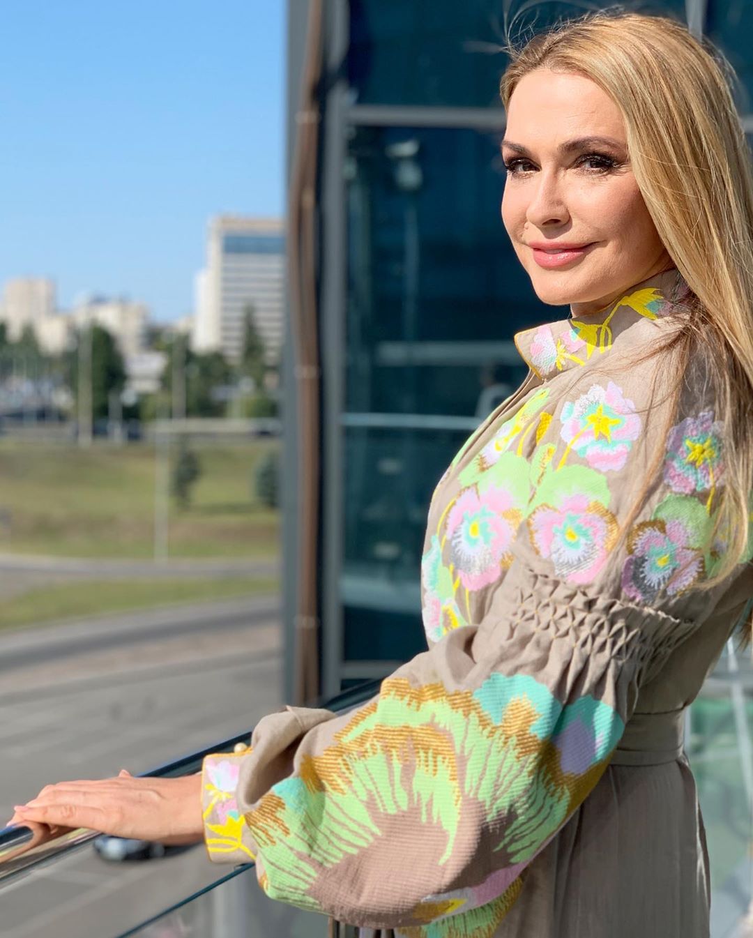 С годами еще прекрасней: Ольга Сумская в роскошном платье-вышиванке восхитила красотой